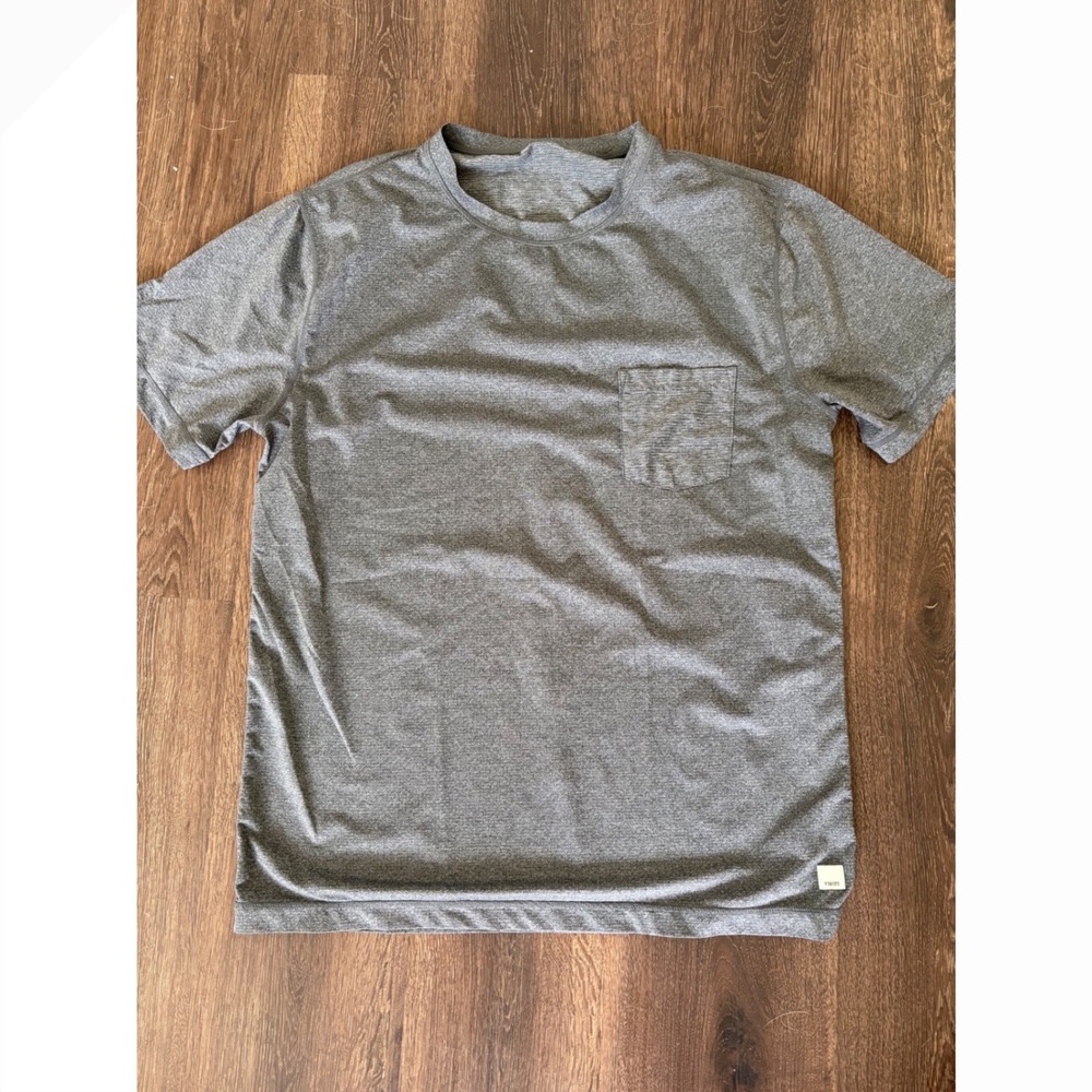 Vuori Mens Current Tech Tee Gray Heather Short Sleeve Pocket T-Shirt V109 Size L
